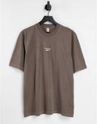 Reebok Central Logo T-shirt In Taupe Brown - Exclusive To Asos