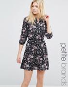 Yumi Petite Belted Dress In Floral Print - Black