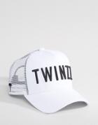 Twinzz Trucker Cap With Contrast Logo In White - White