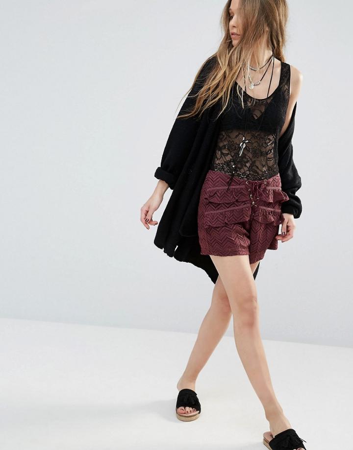 Moon River Shorts In Lace With Ruffles - Red