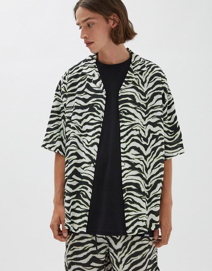 Pull & Bear Shirt In Mono Tiger Print-black