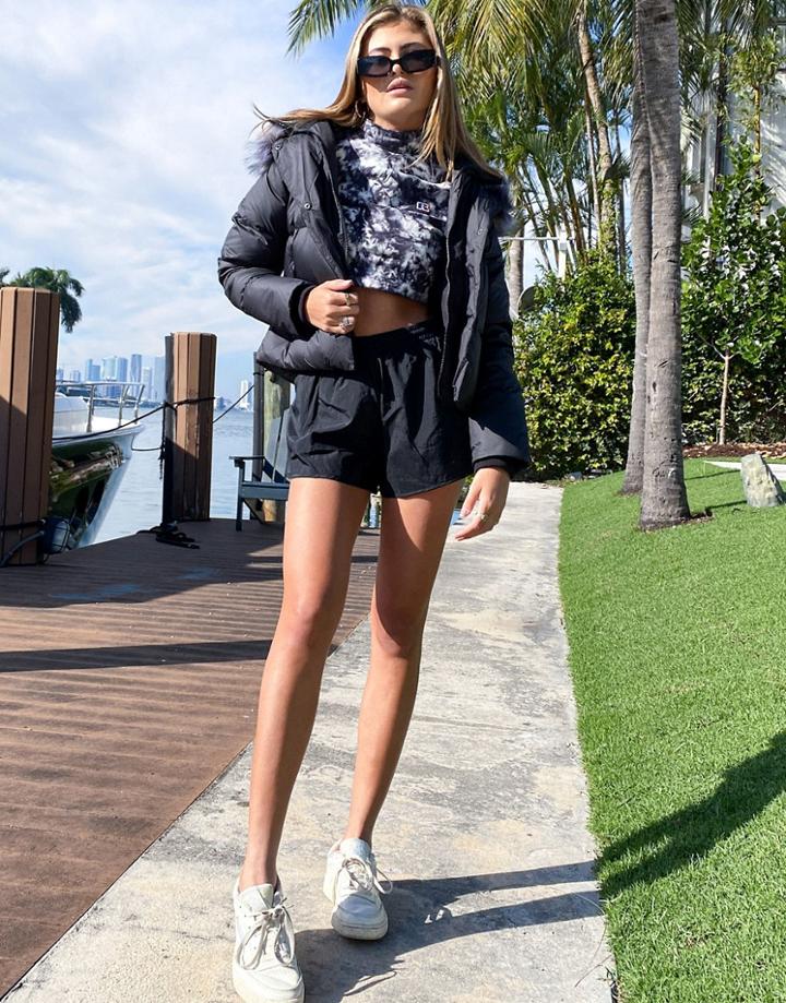 The North Face Dlio Cropped Jacket In Black