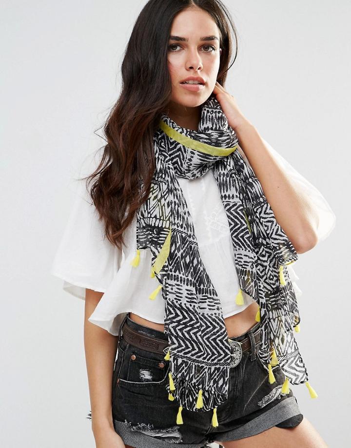 Liquorish Lightweight Printed Scarf With Tassels - Black