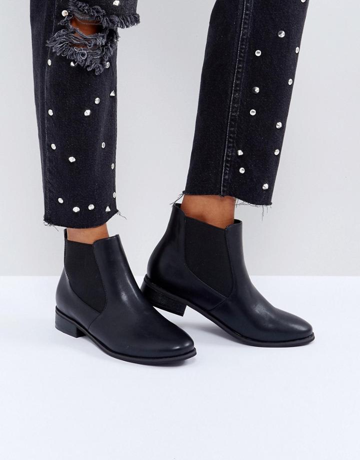 London Rebel Chelsea Boot On Tread Sole - Black