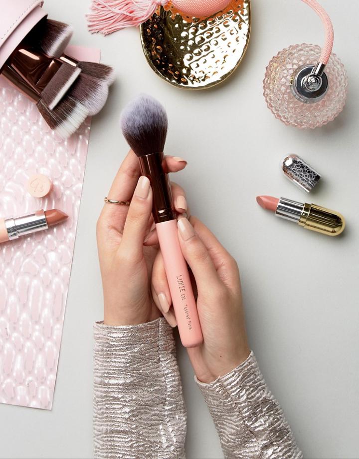 Luxie Tapered Face Brush 520 - Clear