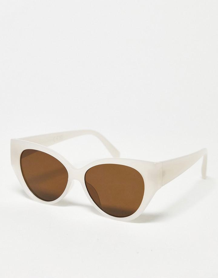 Svnx 70s Cat Eye Sunglasses In Milky White