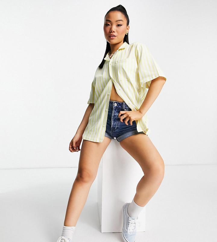 Stradivarius Petite Mom Short In Medium Wash-blues