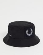 Fred Perry Tab Logo Bucket Hat In Black