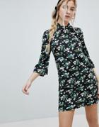 Influence Shift Dress With Mandarin Collar Detail In Daisy Garden Floral - Black