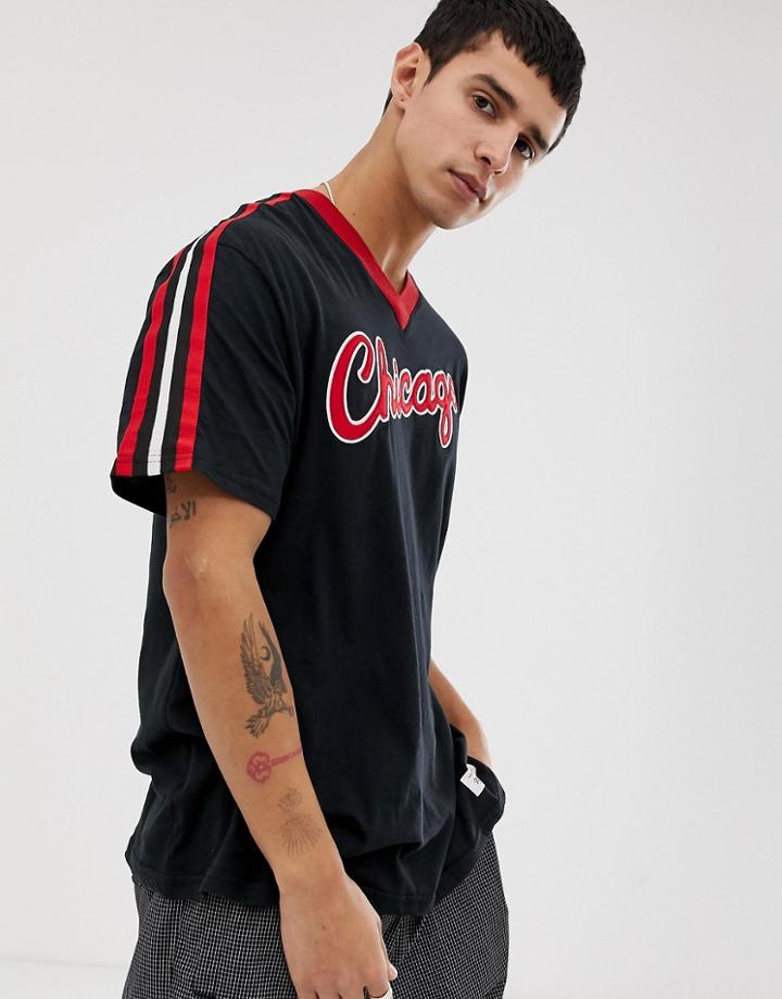 Mitchell & Ness Chicago Bulls V Neck T-shirt With Chest Logo In Black - Black
