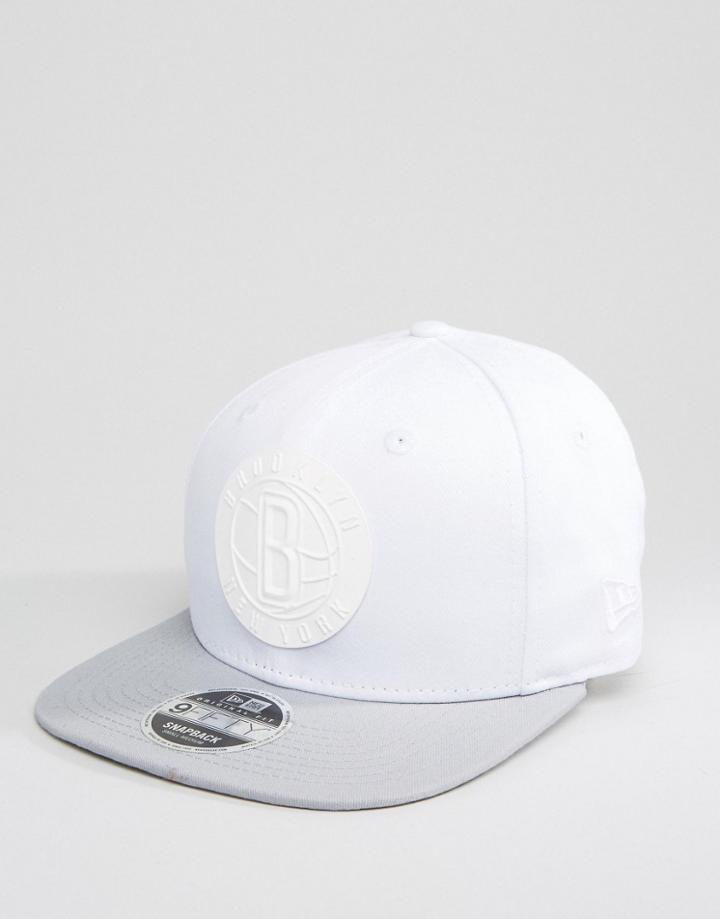 New Era 9fifty Snapback Cap Brooklyn Nets Rubber Logo - White
