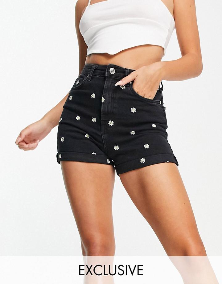 Stradivarius Daisy Embroidered Mom Short In Black