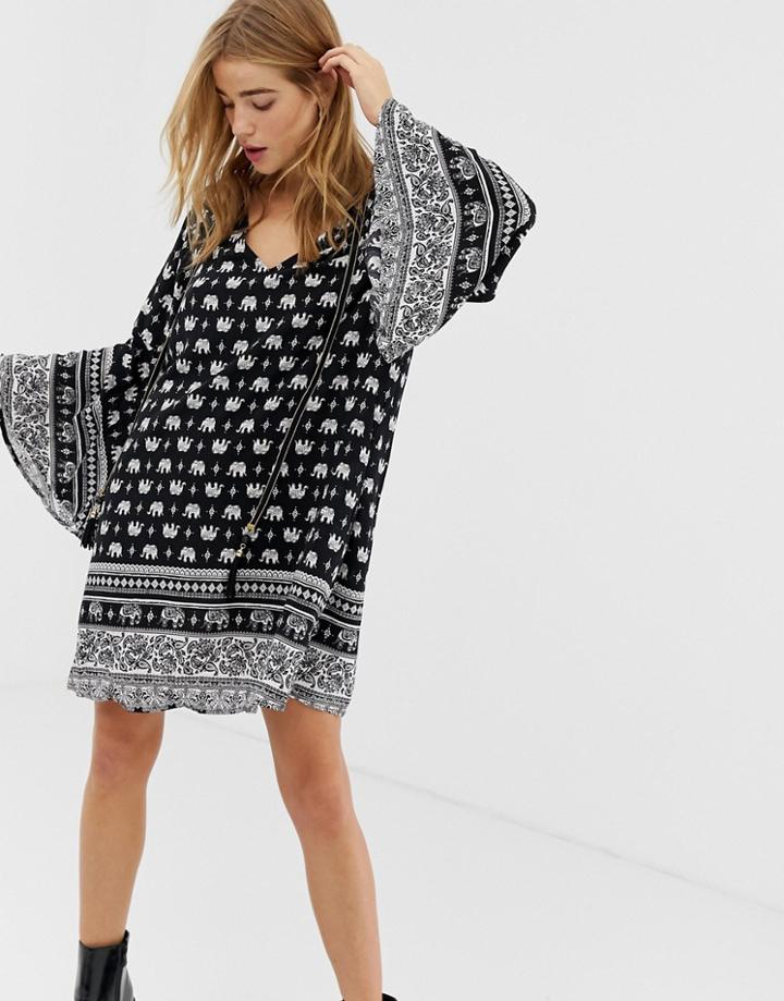 Qed London Shift Dress In Border Print - Black