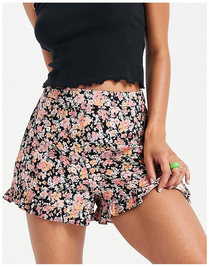 New Look Ruffle Hem Short In Floral Print-black