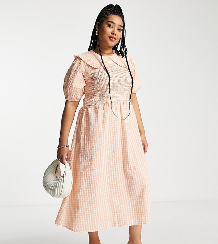 Neon Rose Plus Midi Dress With Shirred Bodice And Oversized Collar In Apricot Gingham Seersucker-multi