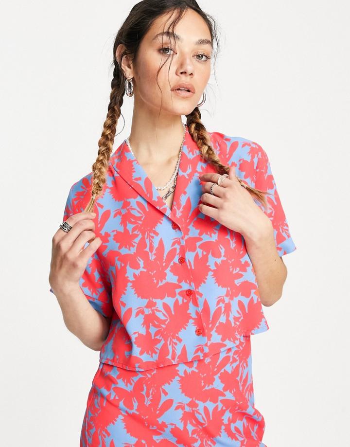 Twisted Wunder Open Collar Cropped Shirt In Oversized Red And Blue Floral-multi