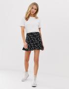 Influence Frill Hem Shorts In Daisy Print - Black