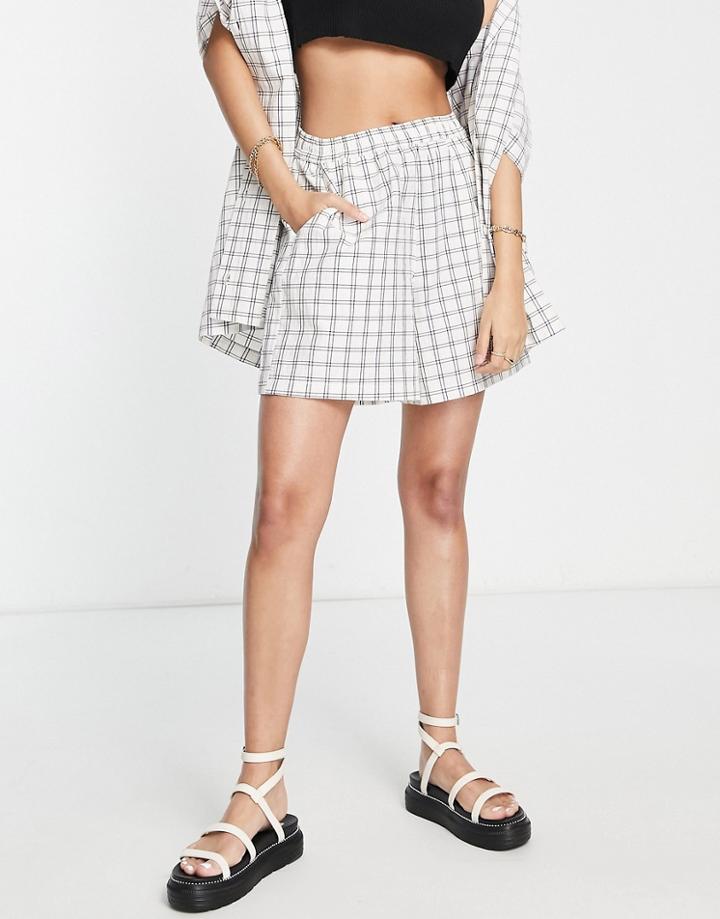 Asos Design Long Line Pull On Short In White Plaid - Part Of A Set