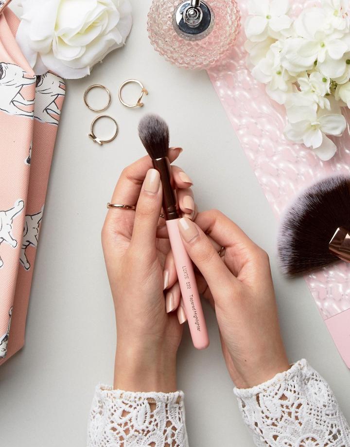 Luxie Tapered Highlighting Brush 522 - Clear