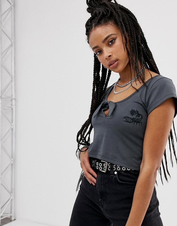Sacred Hawk Cropped Tie Front T-shirt With Scorpion Rose Motif - Gray