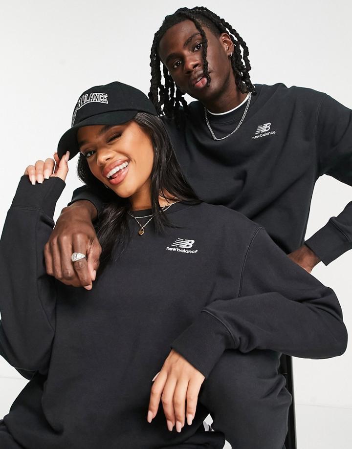 New Balance Unisex Logo Sweatshirt In Black