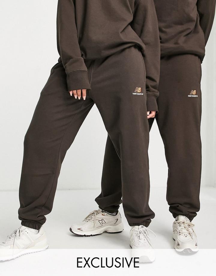 New Balance Unisex Logo Sweatpants In Brown