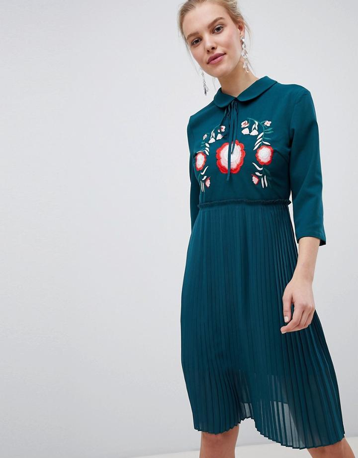 Liquorish Pleated Dress With Floral Embroidered - Green