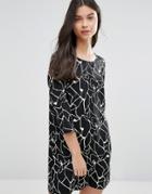 Vero Moda Petite Shift Dress In Abstract Print - Black