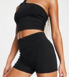 Hiit Booty Shorts With Phone Pockets In Black