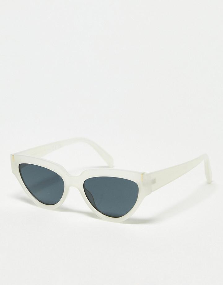 Svnx Cat Eye Flare Sunglasses In Milky White