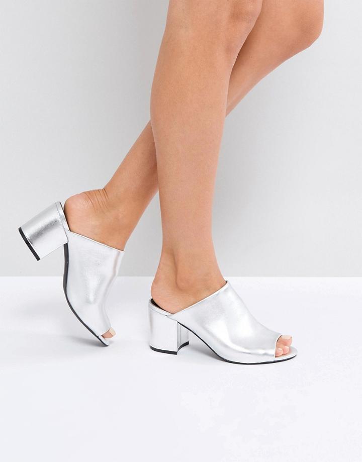 Steve Madden Infinity Leather Mule Sandal - Silver