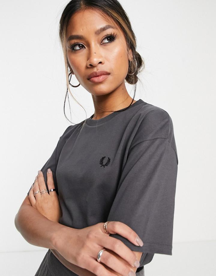 Fred Perry Small Wreath Logo Tee In Dark Gray-pink