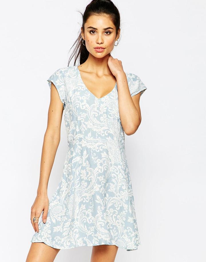 Motel Julia Dress In Paisley Print - Blue Paisley
