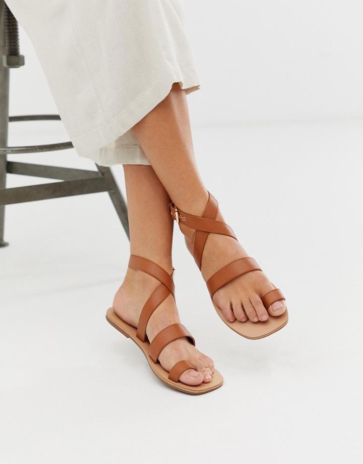 London Rebel Toe Loop Flat Sandals-tan