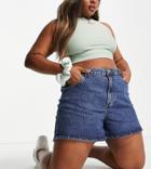 Cotton: On Curve Highwaisted Mom Short In Mid Wash-blues