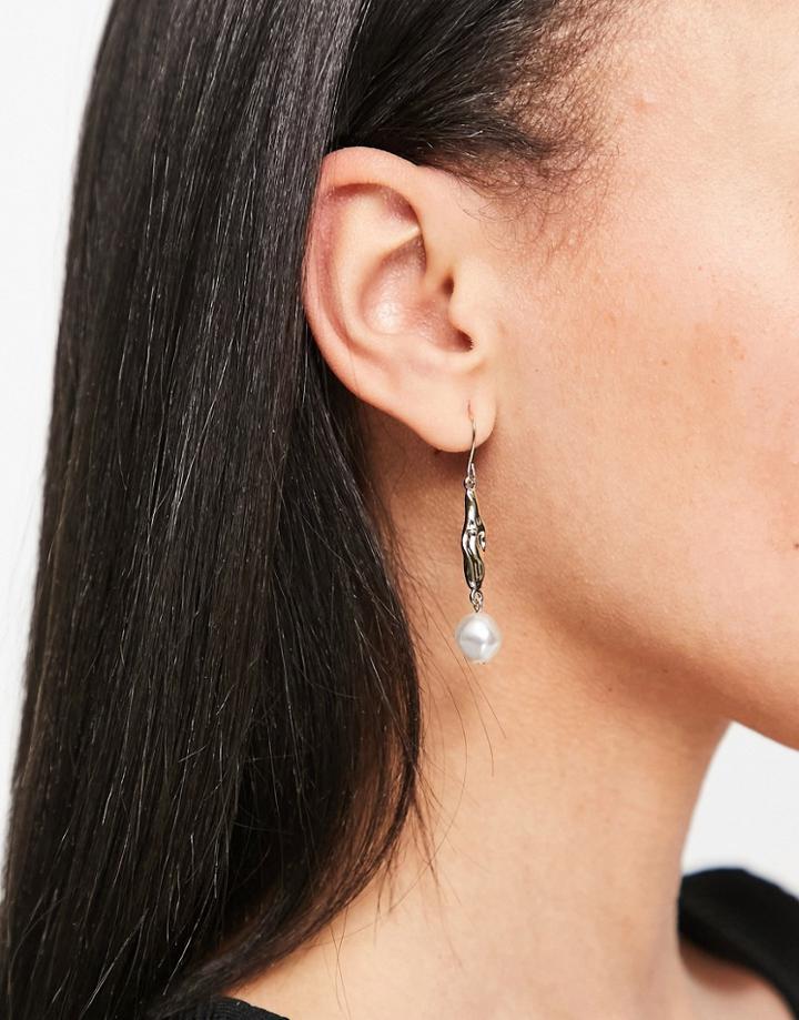 Svnx Gold Dangling Earring With Pearl Detail