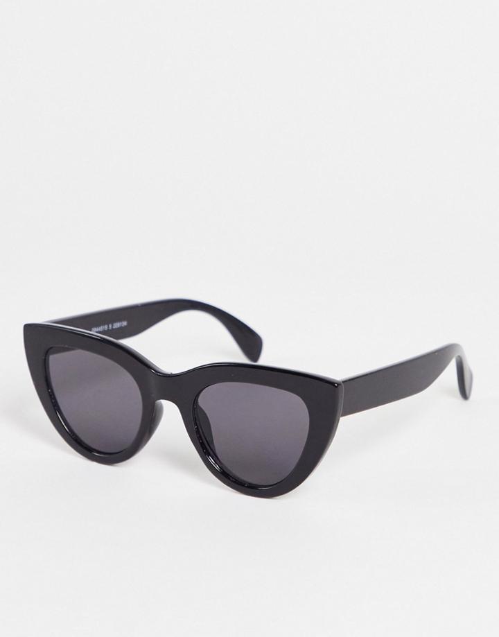 Monki Rounded Cat Eye Sunglasses In Black