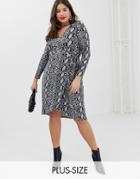 New Look Curve Wrap Dress In Snake Print - Gray