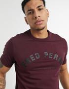 Fred Perry Arch Branded T-shirt In Burgundy