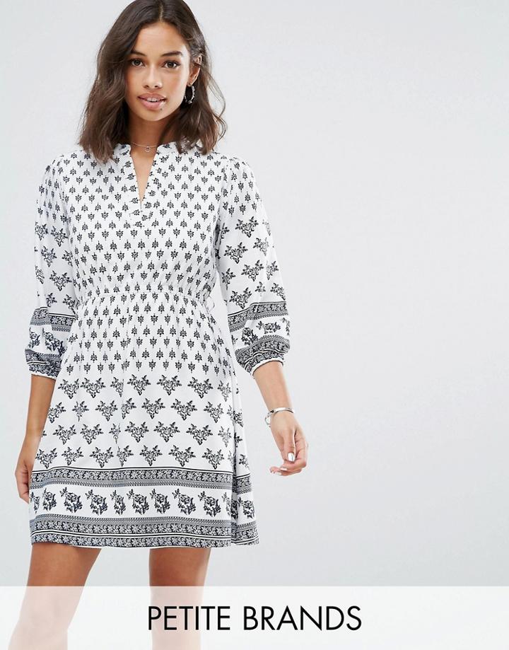Yumi Petite Belted Dress In Border Print - White