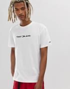 Tommy Jeans T-shirt In White With Small Chest Logo