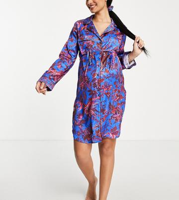 Hope & Ivy Maternity Satin Nightie And Hair Scrunchie Set In Cobalt Blue Floral-blues