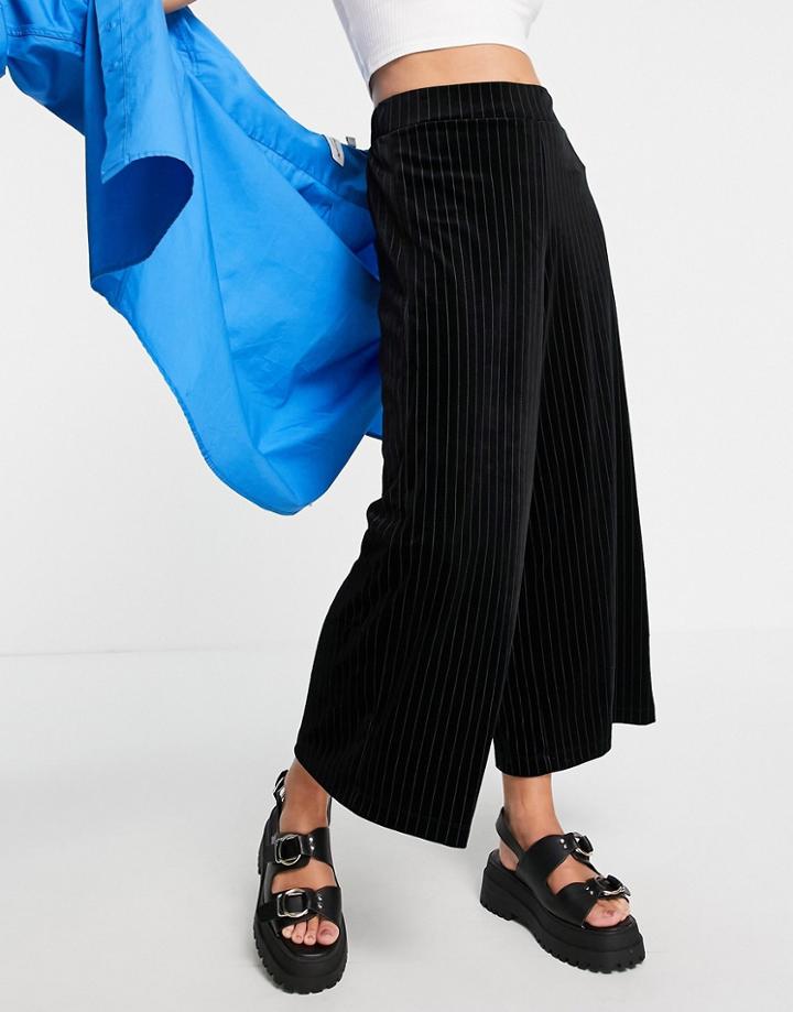 Monki Loose Leg Cropped Pants In Black