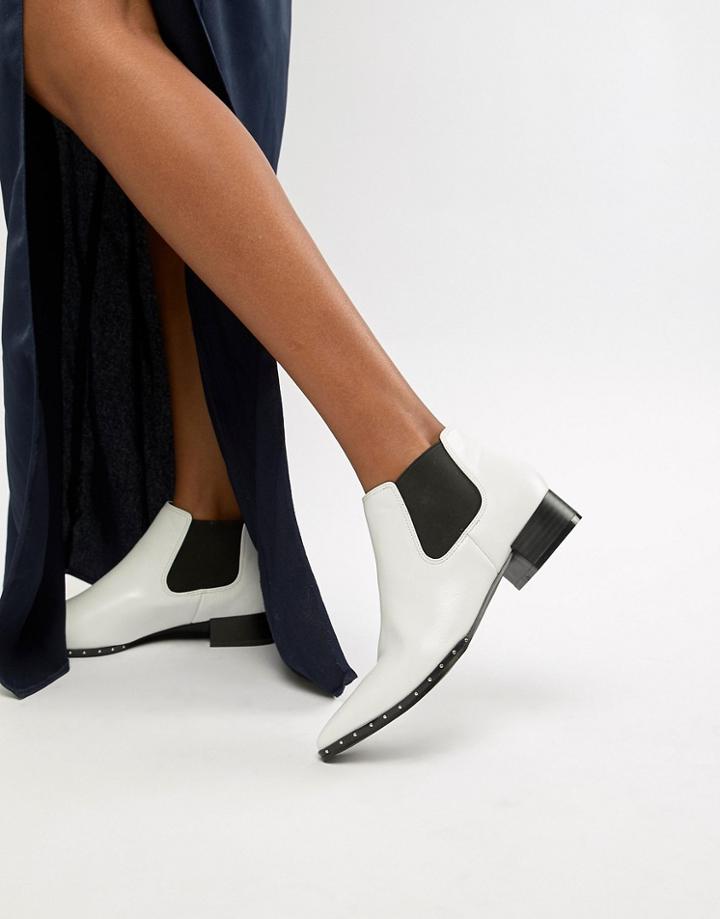 Boohoo Low Heel Pointed Ankle Boot In White - White