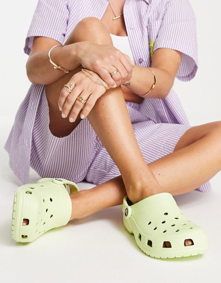 Crocs Classic Shoe In Celery-green