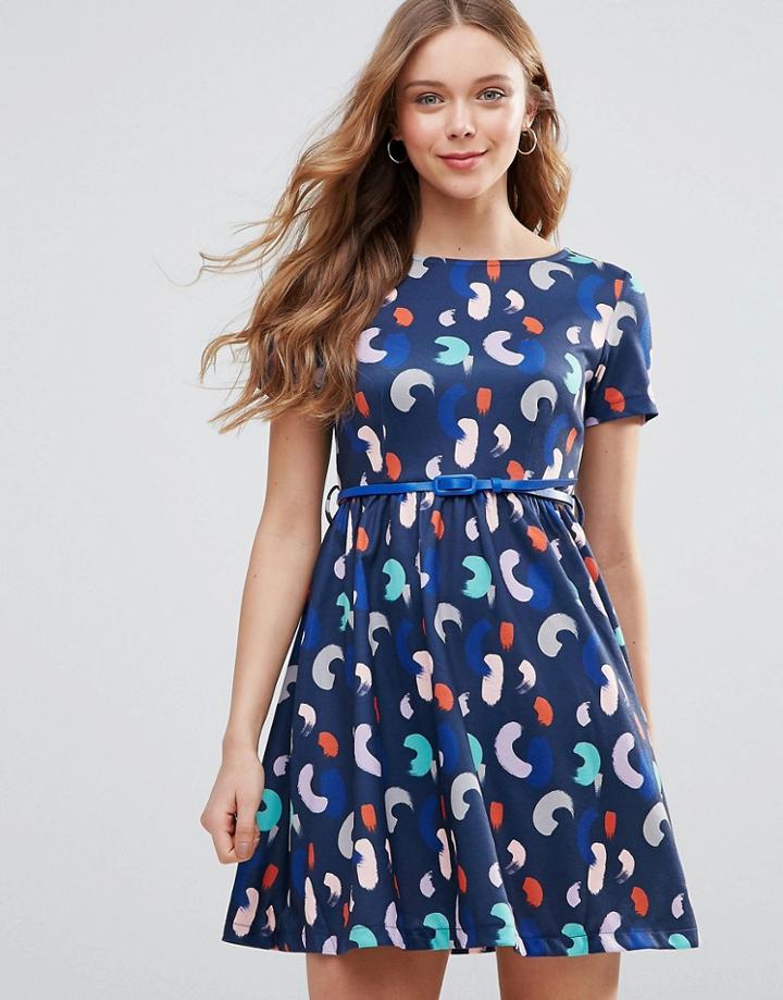 Yumi Belted Skater Dress In Brush Stroke Print - Navy