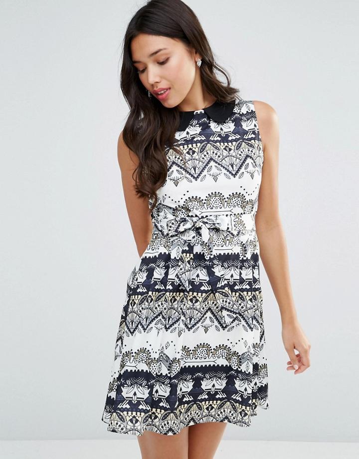 Yumi Belted Dress In Geometric Print