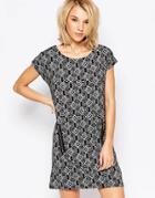 Qed London Shift Dress With Zip Pocket Detail In Geo Print - Black