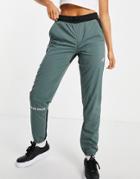 The North Face Training Mountain Athletic Wind Sweatpants In Green