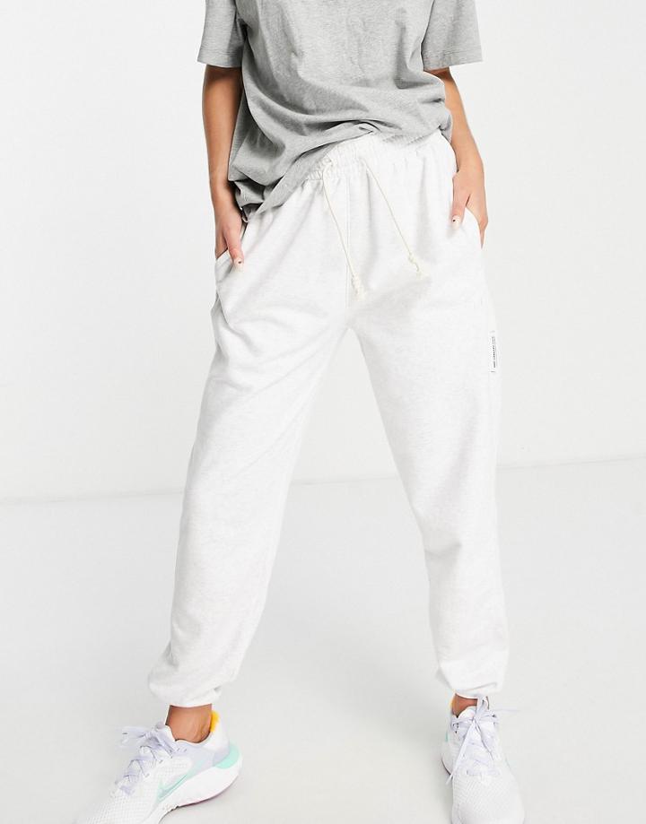 Nike Basketball Standard Issue Cuffed Fleece Sweatpants In White